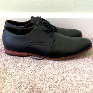 Men’s black APT.9 dress shoes
